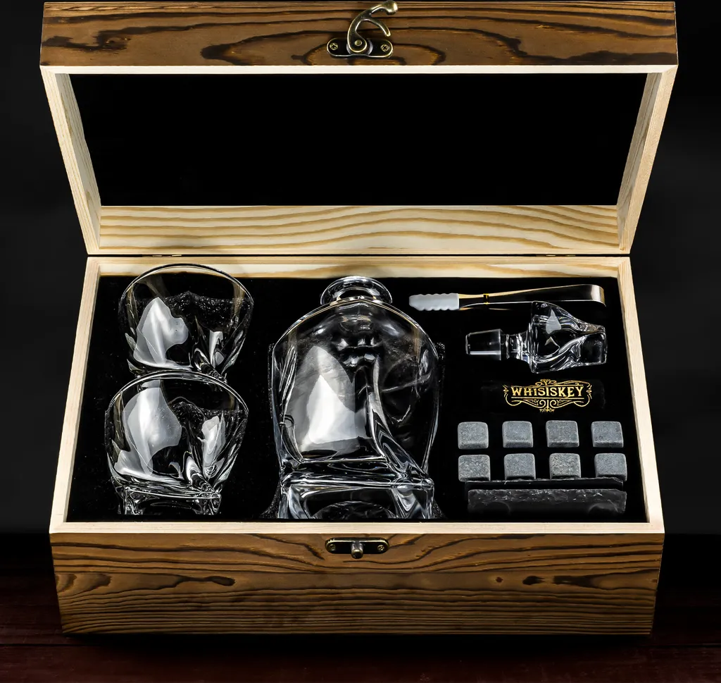 Whisiskey - Whisky Karaffe – Twisted Dekanter Set - Whiskey Karaffe Set - 1000ML - Geschenke Für Männer - Inkl. 8 Whisky Steine, Zange & 2 Whisky Gläser 2 Whisiskey - Whisky Karaffe – Twisted Dekanter Set - Whiskey Karaffe Set - 1000ML - Geschenke Für Männer - Inkl. 8 Whisky Steine, Zange & 2 Whisky Gläser – Bild 2