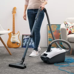 HooGo B3+ Bodenstaubsauger 3 Liter Mit Beutel Inkl. Parkett-, Polster- Und Fugendüse, Möbelbürste, 11m Aktionsradius, HEPA14 Filter, Allergikertauglich -Küchendiscounter edd530f2afcbb8a4fd1e18a239af6a1e